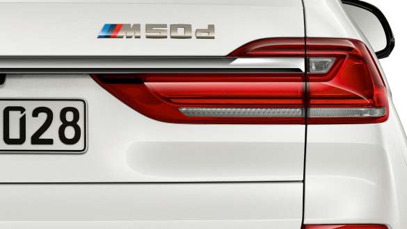 Motorul BMW X7 M50d Imagine în prim-plan cu motorul şi inscripţionarea denumirii modelului BMW X7 M50d în partea spate, G07