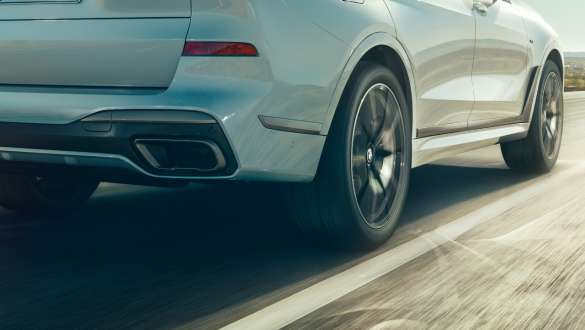 Imagine cu diferenţialul M Sport al modelelor BMW X7 M Imagine în prim-plan cu partea spate a modelelor BMW X7 M cu diferenţial M Sport, G07