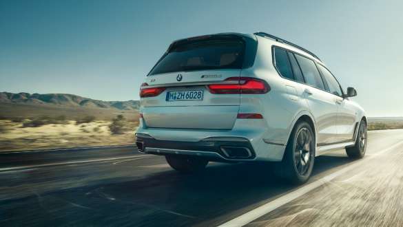 Modelele BMW X7 M cu „Executive Drive Pro” Imagine cu trei sferturi din partea spate a modelelor BMW X7 M cu sistemul de control al suspensiilor „Executive Drive Pro”, G07