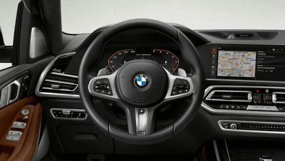Imagine cu volanul M îmbrăcat în piele al modelelor BMW X7 M Imagine din habitaclul modelelor BMW X7 M cu volan M îmbrăcat în piele, G07