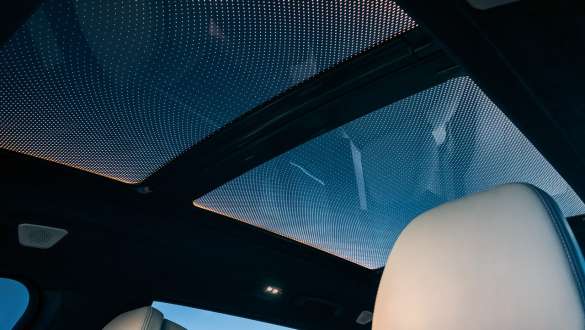 Imagine cu trapa panoramică „Sky Lounge” a modelelor BMW X7 M, G07 Imagine din interiorul modelelor BMW X7 M cu trapa panoramică „Sky Lounge”, G07