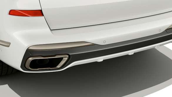 Modelele BMW X7 M cu ornamente specifice M ale ţevilor de eşapament Imagine în prim-plan cu ţevile de eşapament ale modelelor BMW X7 M cu ornamentele specifice M, G07
