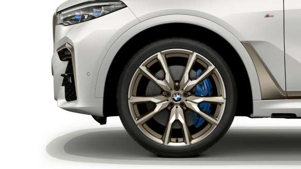 Imagine cu jantele M din aliaj uşor ale modelelor BMW X7 M Imagine în prim-plan cu jantele M din aliaj uşor V-spoke, tip 755 M ale modelelor BMW X7 M, G07
