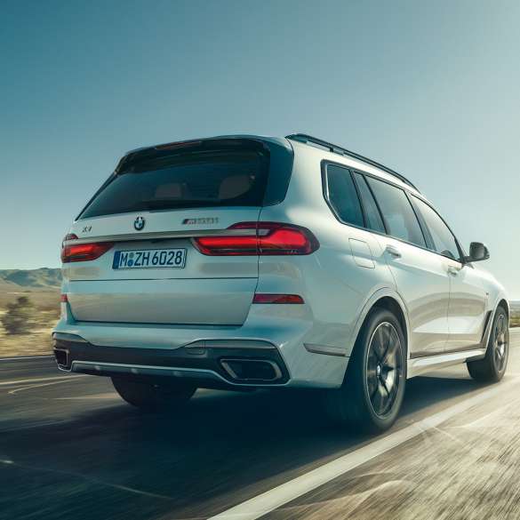 Imagine cu trei sferturi din partea spate a BMW X7 M50i Imagine cu trei sferturi din partea spate a BMW X7 M50i în Alb Mineral, G07, 2019