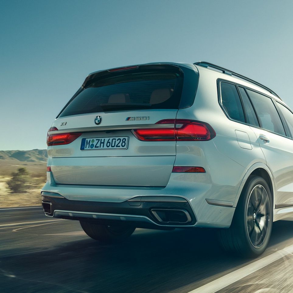Imagine cu partea spate a BMW X7 M50i Imagine cu partea spate a BMW X7 M50i în Alb Mineral, rulând, G07, 2019