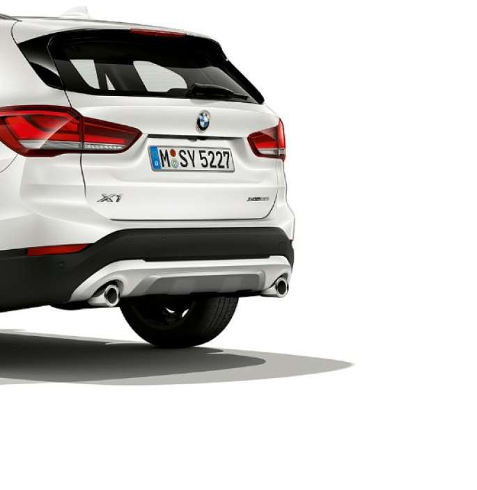Imagine cu trei sferturi din partea spate a BMW X1, Model xLine Imagine din studio cu trei sferturi din partea spate a BMW X1, Model xLine
