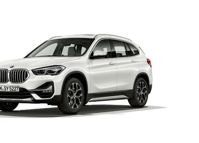 Imagine cu trei sferturi din partea frontală a BMW X1, Model xLine Imagine din studio cu trei sferturi din partea frontală a BMW X1, Model xLine