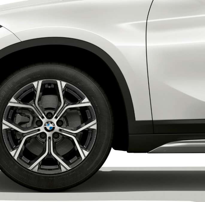 Jante din aliaj uşor, BMW X1, Model xLine Imagine din lateral cu BMW X1, Model xLine cu prim-plan pe jantele din aliaj uşor