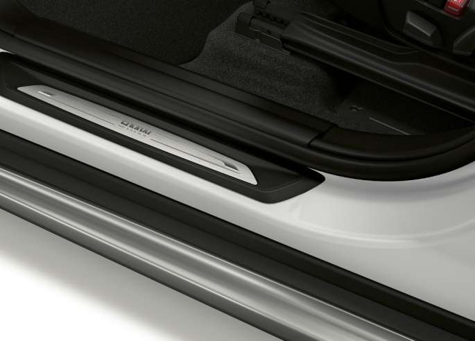 Praguri portiere BMW X1, Model xLine Imagine din lateral cu BMW X1, Model xLine cu prim-plan pe pragurile portierelor