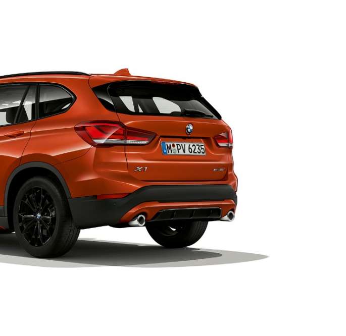Imagine cu trei sferturi din partea spate a BMW X1, Model Sport Line Imagine din studio cu trei sferturi din partea spate a BMW X1, Model Sport Line