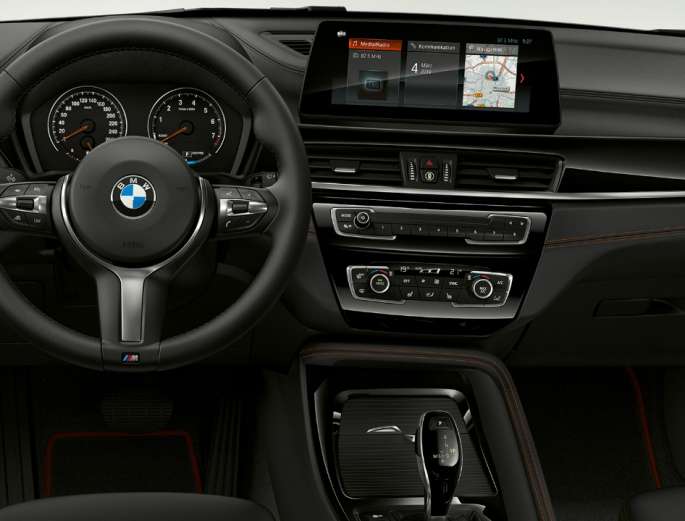 Interiorul BMW X1, Model Sport Line Interiorul BMW X1, Model Sport Line cu accent pe habitaclu