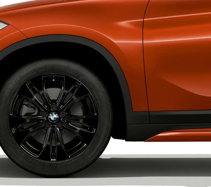 Jantele din aliaj uşor BMW X1, Model Sport Line Imagine din lateral cu BMW X1, Model Sport Line cu prim-plan pe jantele din aliaj uşor