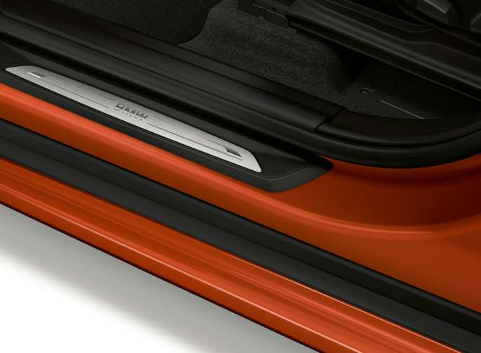 Praguri portiere BMW X1, Model Sport Line Imagine din lateral cu BMW X1, Model Sport Line cu prim-plan pe pragurile portierelor