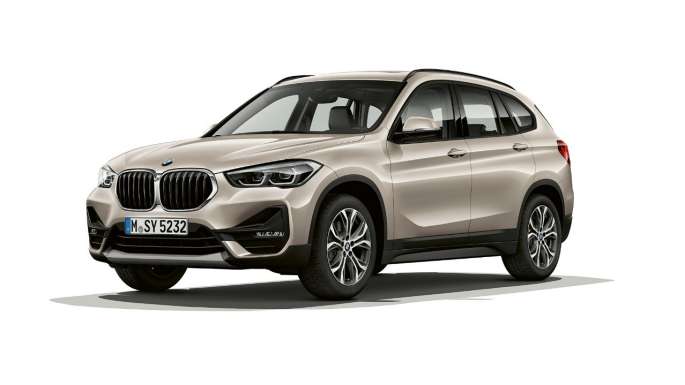 Imagine cu trei sferturi din partea frontală a BMW X1, Model Advantage. Imagine din studio cu trei sferturi din partea frontală a BMW X1, Model Advantage.