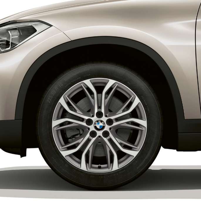 Jante din aliaj uşor, BMW X1, Model Advantage Imagine din lateral cu BMW X1, model Advantage cu prim-plan pe jantele din aliaj uşor