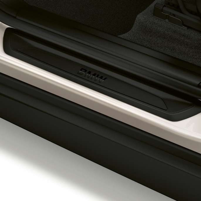Praguri portiere BMW X1, Model Advantage Imagine din lateral cu BMW X1, model Advantage cu prim-plan pe pragurile portierelor