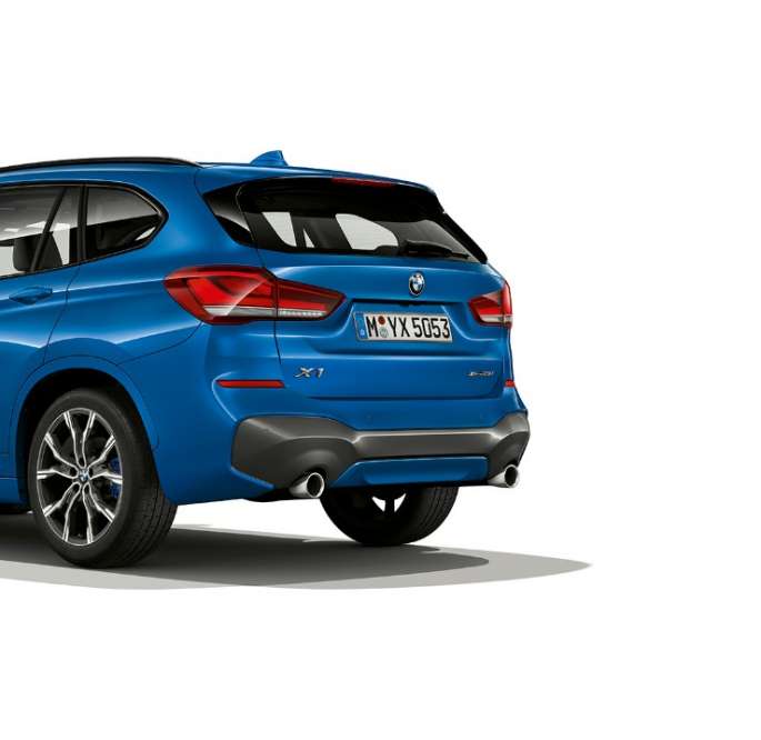 Imagine cu trei sferturi din partea spate a BMW X1, Model M Sport Imagine din studio cu trei sferturi din partea spate a BMW X1, Model M Sport