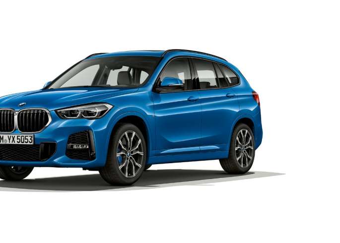 Imagine cu trei sferturi din partea frontală a BMW X1, Model M Sport Imagine din studio cu trei sferturi din partea frontală a BMW X1, Model M Sport