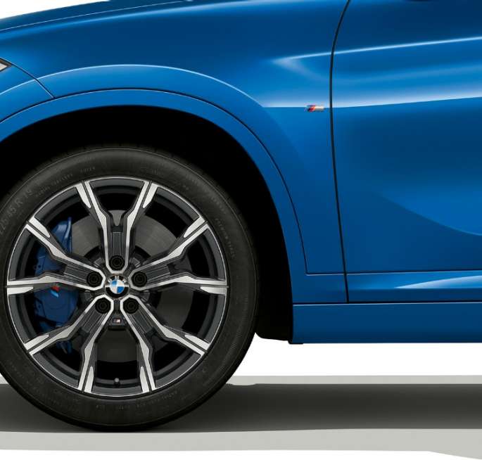 Jante din aliaj uşor BMW X1, Model M Sport Imagine din partea laterală a BMW X1, Model M Sport cu prim-plan pe jantele din aliaj uşor