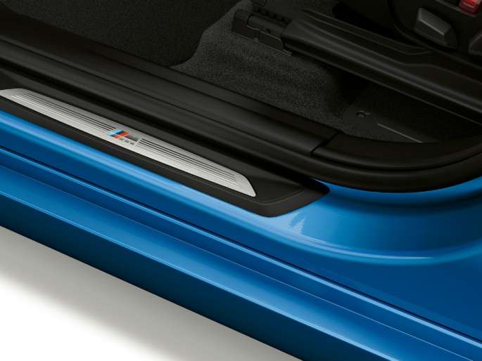 Praguri portiere BMW X1, Model M Sport Imagine din partea laterală a BMW X1, Model M Sport cu prim-plan pe pragurile portierelor