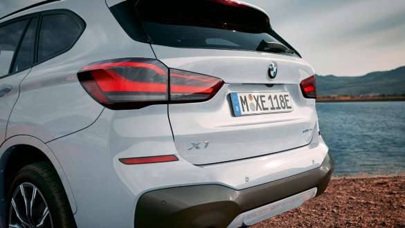 BMW X1 xDrive25e F48, automobil concept Imagine cu trei sferturi din partea spate a BMW X1 xDrive25e, F48 2019, automobil concept