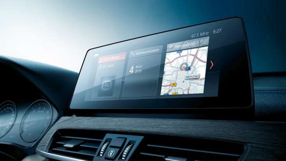 BMW X1 cu ecrane şi sisteme de control. Interiorul BMW X1 cu accent pe ecrane şi sistemele de control.