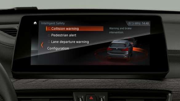 BMW X1 cu Driving Assistant Plus pe ecrane şi sistemele de control. Interiorul BMW X1 cu accent pe Driving Assistant Plus de pe ecrane şi sistemele de control.