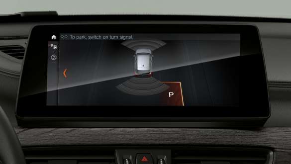 BMW X1 cu Asistent la parcare pe ecrane şi sistemele de control. Interiorul BMW X1 cu accent pe Asistentul la parcare de pe ecrane şi sistemele de control.