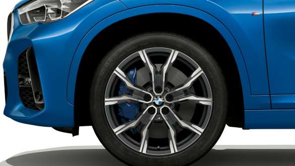 BMW X1 cu etriere de frână cu pistoane multiple Imagine din lateral cu BMW X1 cu prim-plan pe jantele de 19” cu frâne M Sport