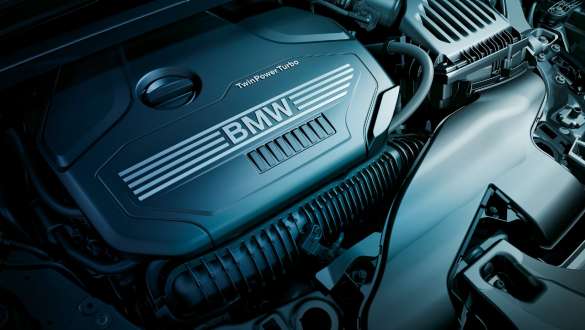 Motor BMW TwinPower Turbo pe benzină cu 4 cilindri. BMW X1 cu prim-plan pe motorul BMW TwinPower Turbo pe benzină cu 4 cilindri.