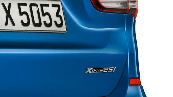 BMW X1 cu logo „xDrive”. BMW X1 cu prim-plan pe logoul „xDrive” din partea spate.