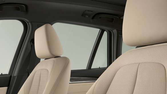 Piele Dakota gri şi în Oyster, cu perforaţii. Interiorul BMW X1 cu tapiţerie din piele Dakota gri şi în Oyster, cu perforaţii.