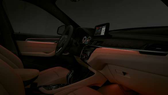 BMW X1 cu pachet de lumini. Interiorul BMW X1 cu pachet de lumini activat.