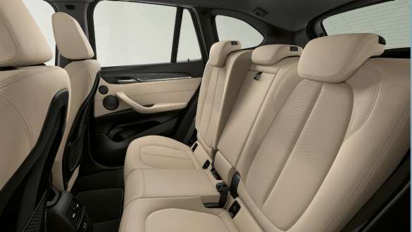 BMW X1 cu scaune spate reglabile. Interiorul BMW X1 cu scaune spate reglabile.