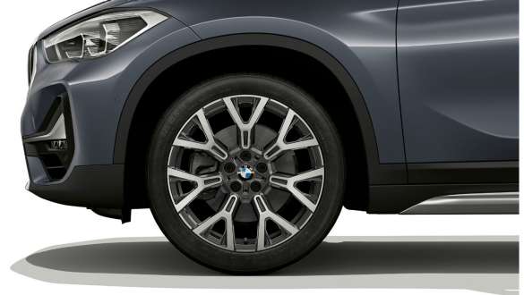BMW X1 cu jante din aliaj uşor de 19”. BMW X1 cu prim-plan pe jantele din aliaj uşor de 19”.