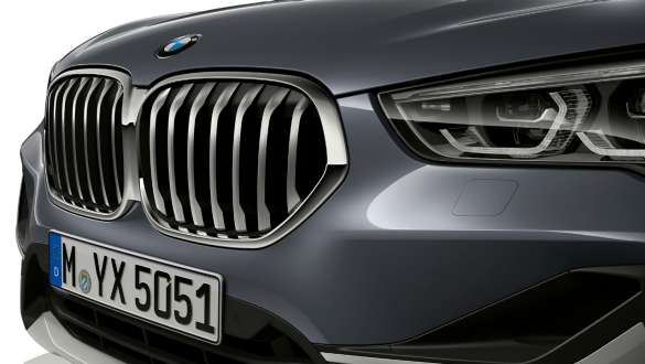 BMW X1 cu grilă BMW. BMW X1 cu prim-plan pe grila BMW.