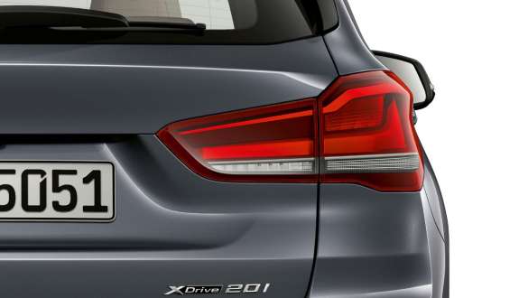 BMW X1 cu stopuri cu tehnologie LED. BMW X1 cu prim-plan pe stopurile cu tehnologie LED.