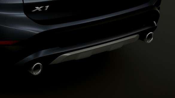 BMW X1 cu ţeavă de eşapament. BMW X1 cu prim-plan pe ţeava de eşapament.