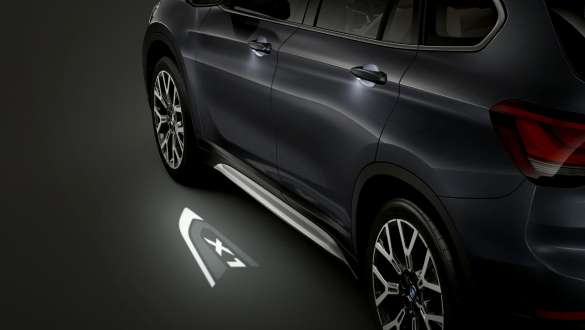 BMW X1 cu proiector „X1” cu tehnologie LED. BMW X1 cu accent pe proiectorul „X1” cu tehnologie LED.