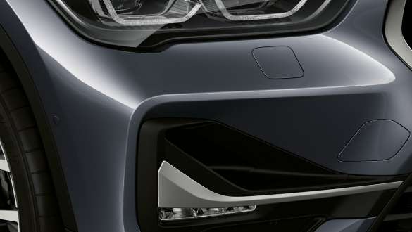 BMW X1 cu lumini de ceaţă cu tehnologie LED. BMW X1 cu prim-plan pe luminile de ceaţă cu tehnologie LED.