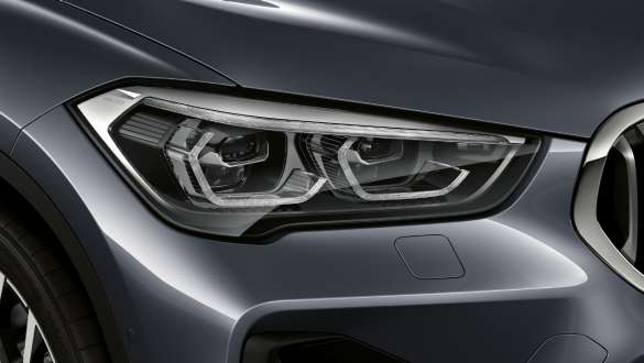 BMW X1 cu faruri adaptive cu tehnologie LED. BMW X1 cu prim-plan pe farurile adaptive cu tehnologie LED.