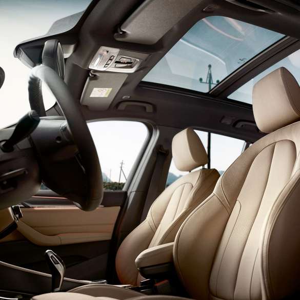 Interiorul BMW X1 cu scaune sport. Interiorul BMW X1 cu scaune sport ergonomice.