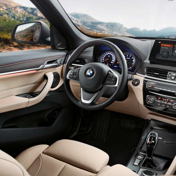Habitaclul BMW X1. Habitaclul BMW X1 cu Control display de 10,25”.