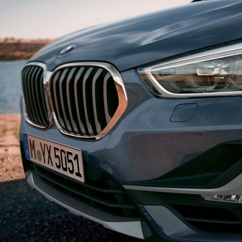 Farurile adaptive cu tehnologie LED ale BMW X1. Imagine în prim-plan cu farurile adaptive cu tehnologie LED ale BMW X1.