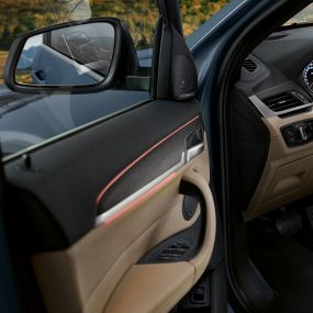 Interiorul BMW X1 Interiorul BMW X1 cu volan multifuncţional