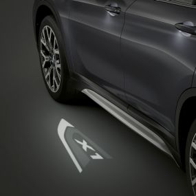 BMW X1 cu proiecţie „X1” cu tehnologie LED. Imagine din partea laterală cu BMW X1 cu proiecţie „X1” cu tehnologie LED.