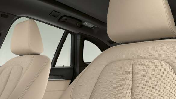 BMW X1 F48 LCI, piele Dakota cu perforaţii | Oyster şi Gri Interiorul BMW X1 F48 LCI cu tapiţerie din piele Dakota cu perforaţii Oyster şi Gri