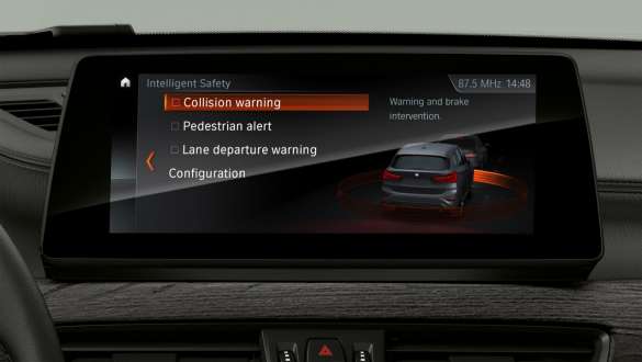 Driving Assistant Plus în afişaje şi comenzi al BMW X1 F48 Interiorul BMW X1 F48 LCI cu accent pe Driving Assistant Plus în afişaje şi comenzi
