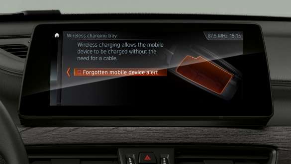 Sistemul de încărcare wireless pentru telefon al BMW X1 F48 Interiorul BMW X1 F48 LCI cu accent pe Driving Assistant Plus în afişaje şi comenzi