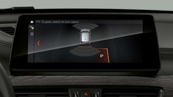 Asistentul la parcare Plus în afişaje şi comenzi al BMW X1 F48 Interiorul BMW X1 F48 LCI cu accent pe Driving Assistant Plus în afişaje şi comenzi